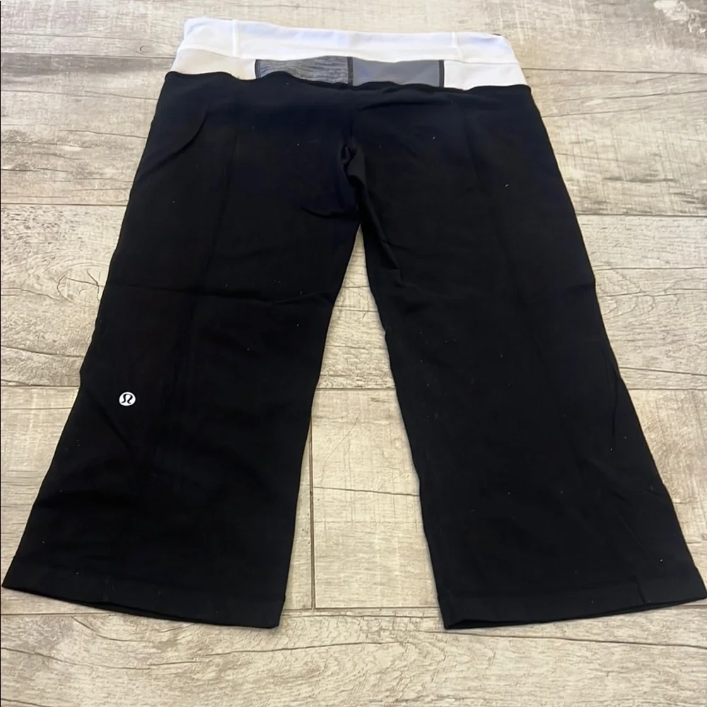 Lululemon Athletica Groove Crop Size 6 Reversible Leggings Black Grey‎ White